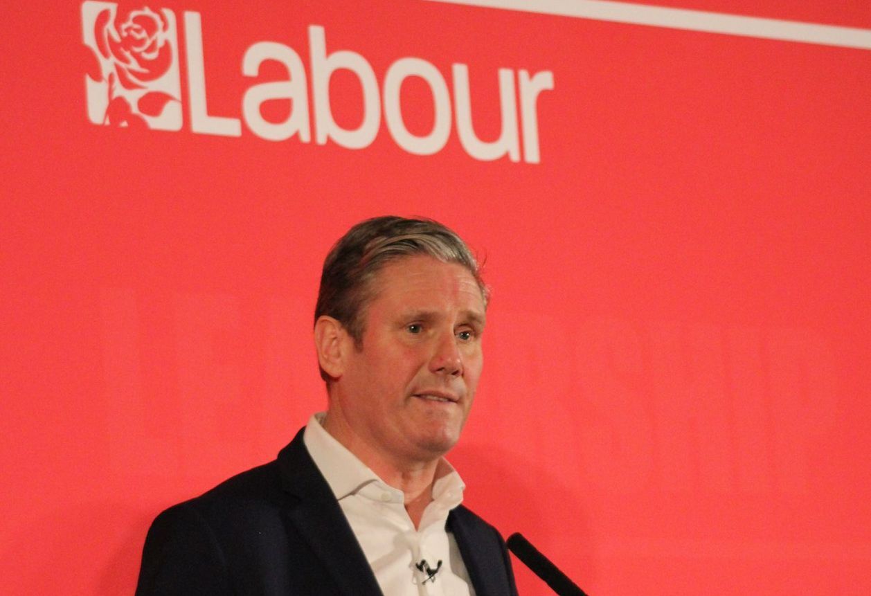 川普陣營指控英工黨為賀錦麗助選 英首相：早有前例