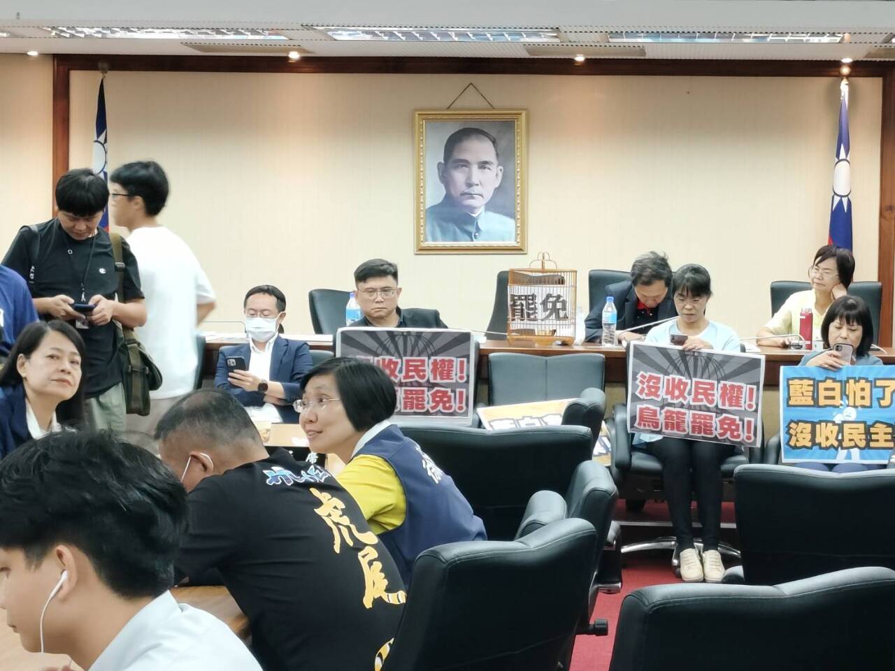 選罷法修法大戰會議停擺 藍綠立委互控傷人