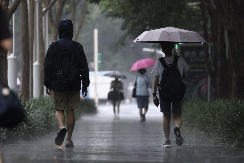 夏天雨水多 台港兩地怎麼渡過下雨天？