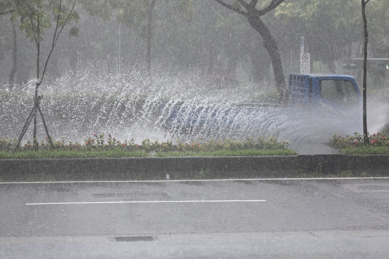 北市大安信義時雨量破百毫米 松仁路吳興街一度黃水滾滾