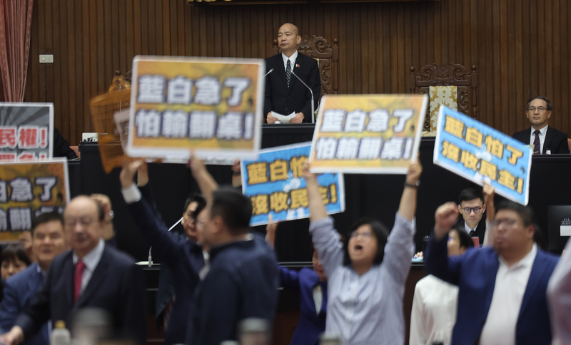 藍白挾人數優勢 罷免連署須附身分證影本草案逕付二讀