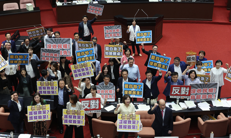 藍白挾人數優勢 罷免連署附身分證影本條款逕付二讀