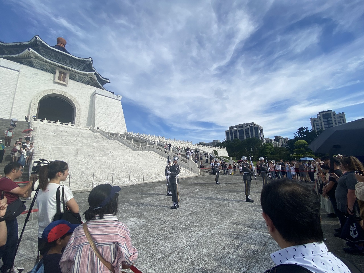 中正紀念堂園區儀隊操練移至戶外第一天 國際旅客依舊捧場