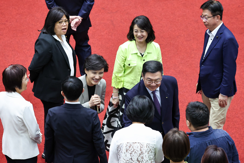 立院挑燈夜戰清倉 卓榮泰赴議場向朝野立委致意