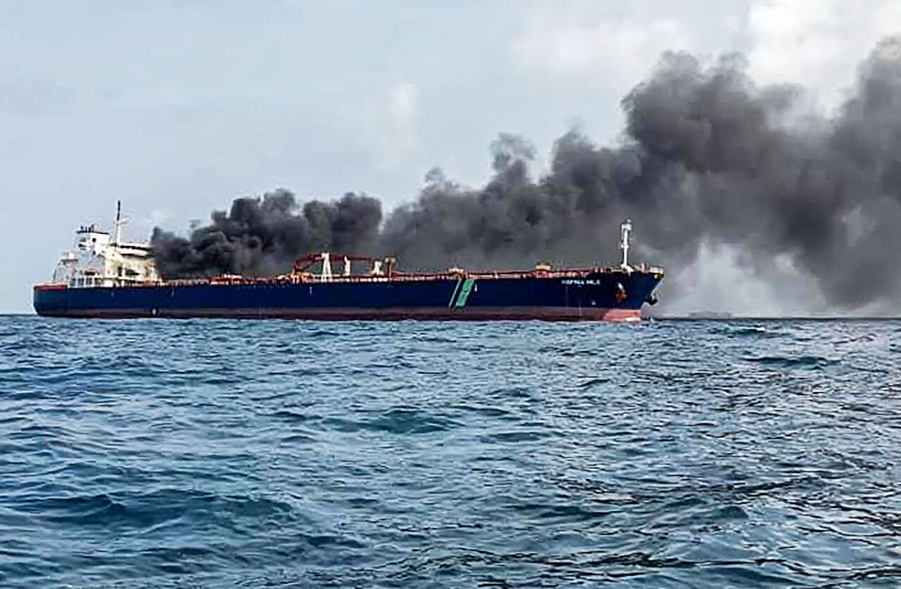 海上碰撞起火 大馬海岸警衛隊：涉事油輪已離開事故現場