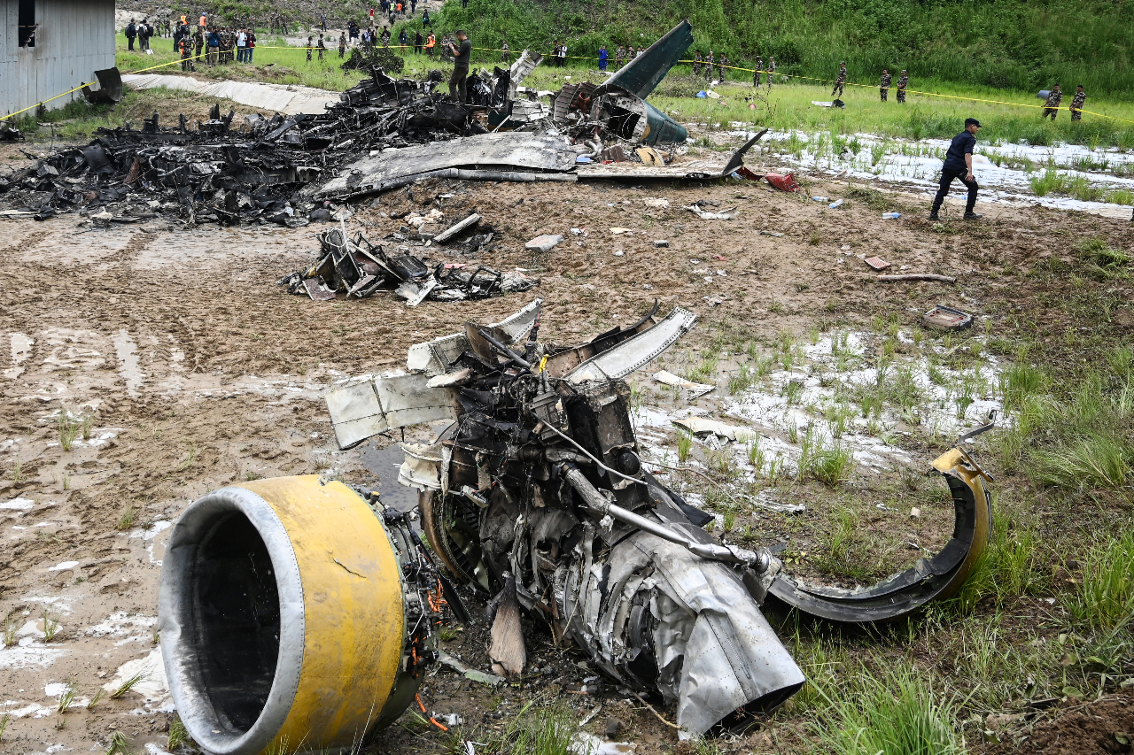 尼泊爾國內線飛機滑出跑道起火燃燒 至少18人喪生
