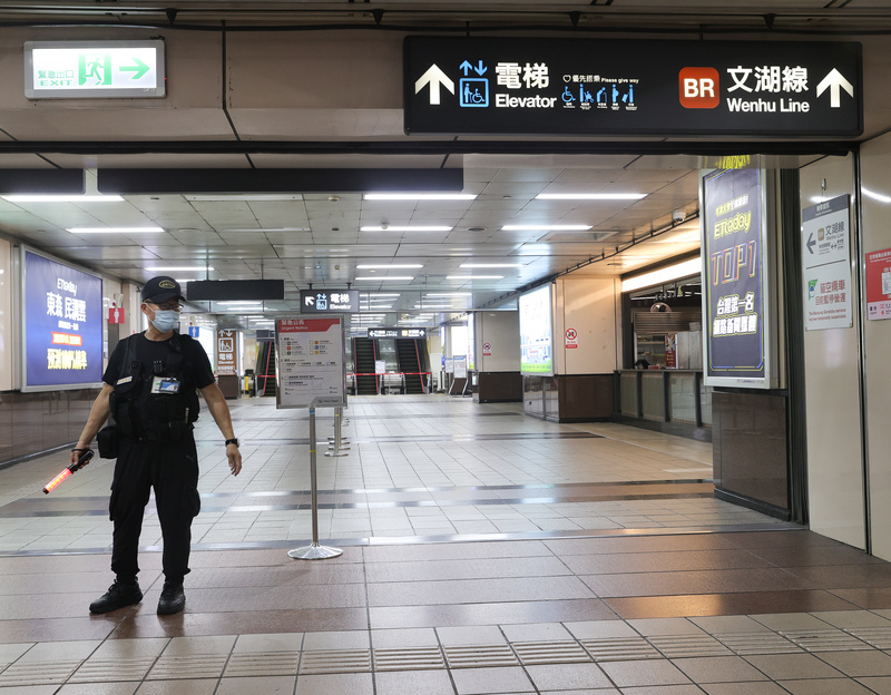 強颱康芮風速猛 北捷文湖線與高架路段暫停營運