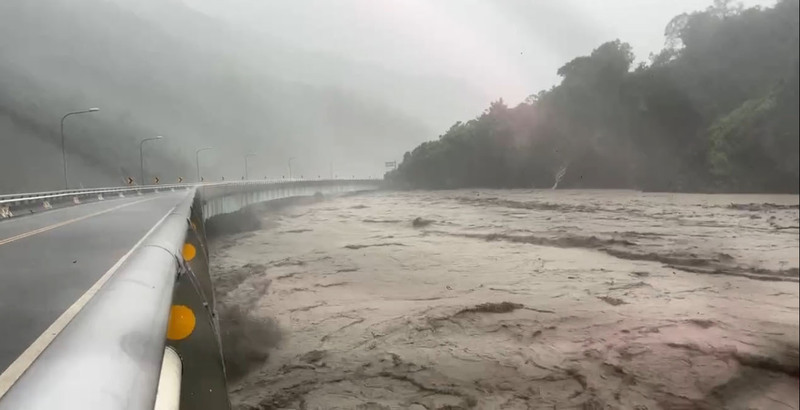 高雄多地時雨量破百毫米、多處積淹水  陳其邁籲非必要勿出門