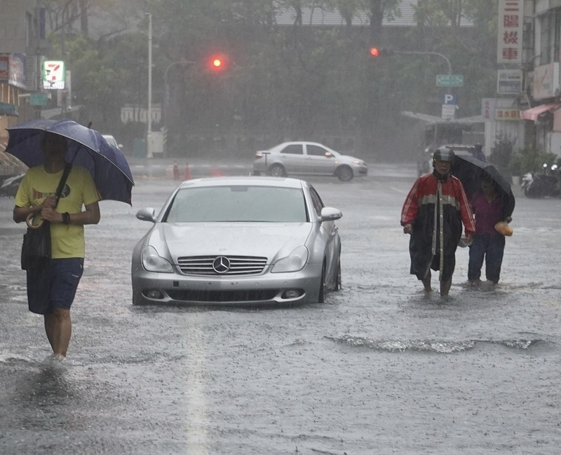 颱風暴雨狂炸高雄！  估大雨持續至今晚或明晨