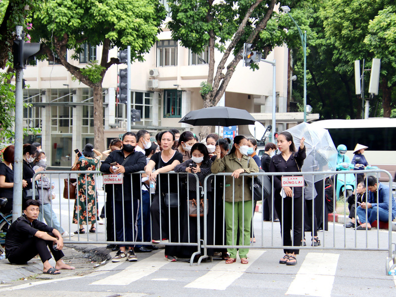 越共總書記國葬 民眾排隊弔唁「仲伯伯」
