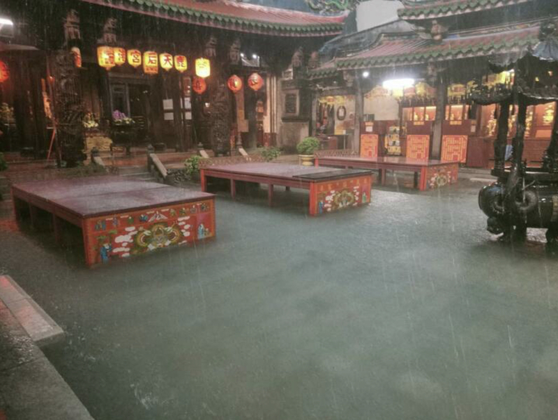 彰化地區一夜大雨 鹿港天后宮廟埕淹水深達膝蓋