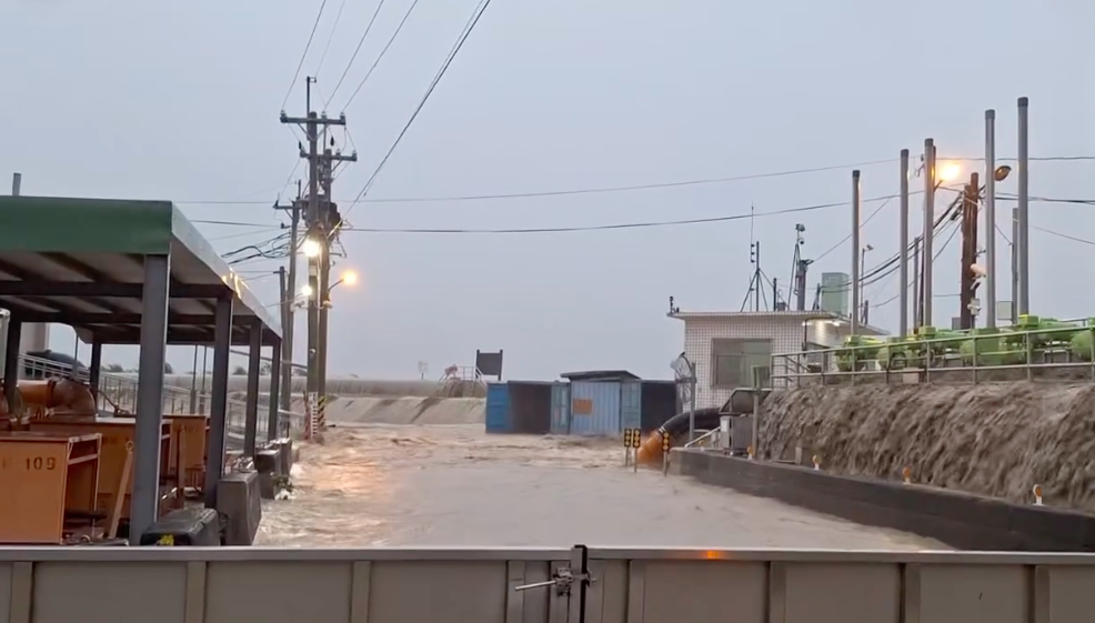 颱風挾豪雨  嘉義八掌溪溢堤多人受困獲救