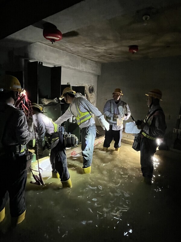 全台9成9復電 搶修高雄淹水災區地下配電設備