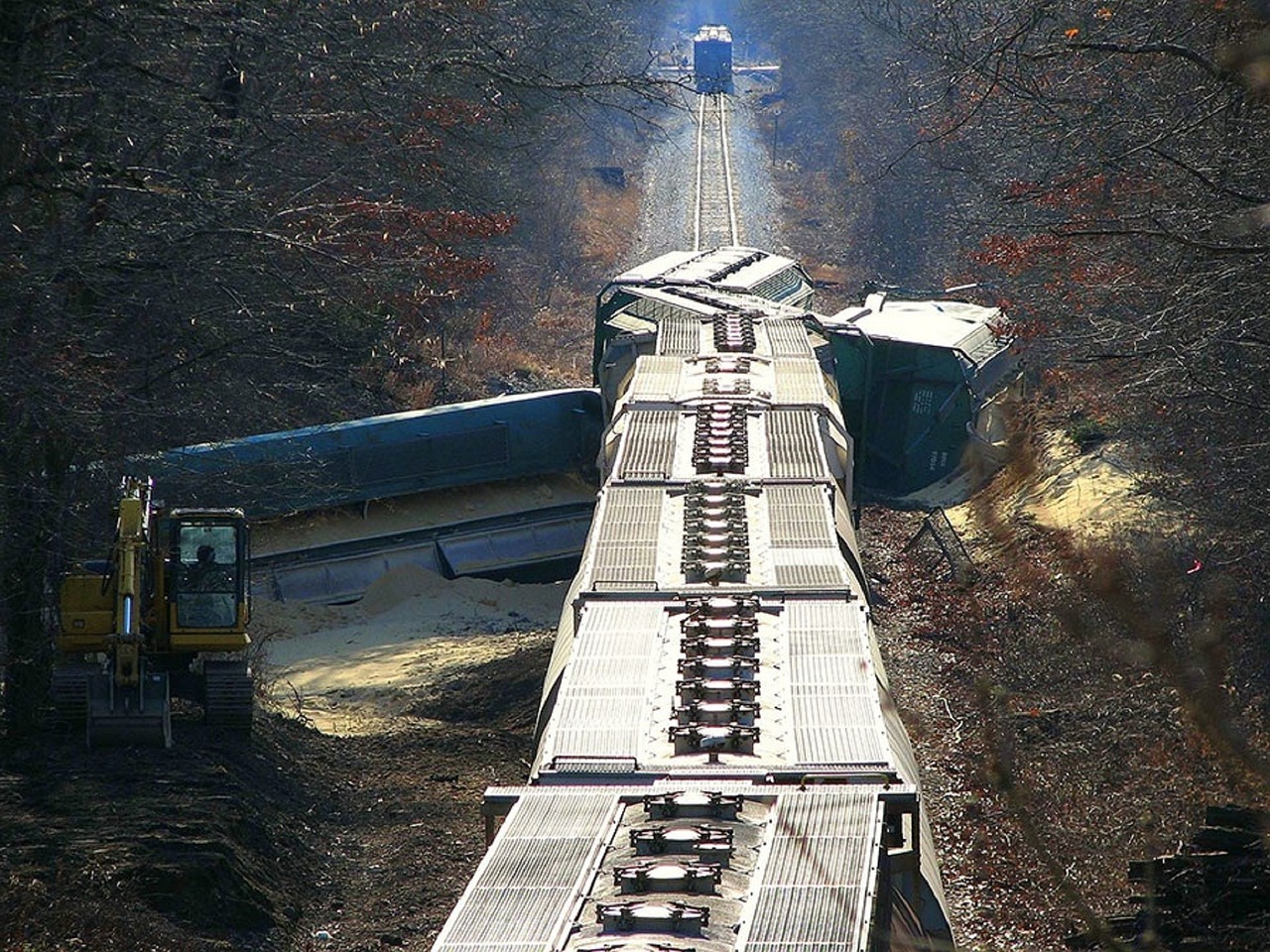 俄羅斯火車撞卡車出軌 至少2死、上百人受傷