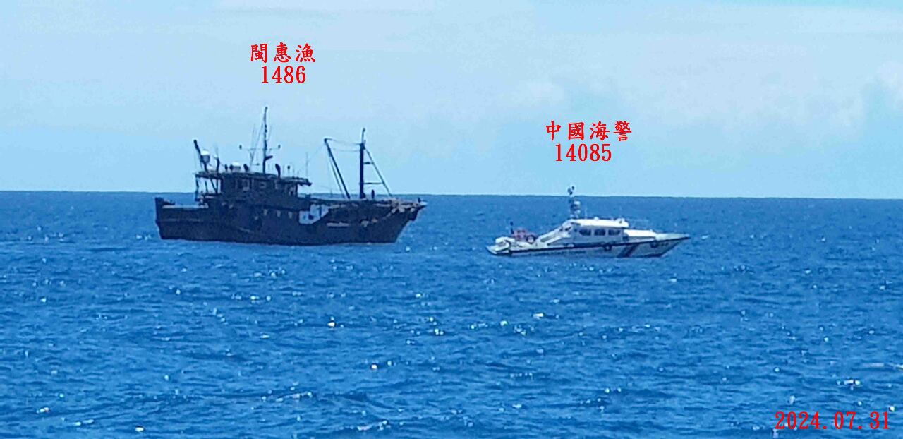 澎湖漁船與中國漁船擦撞 海巡出動水砲攔停