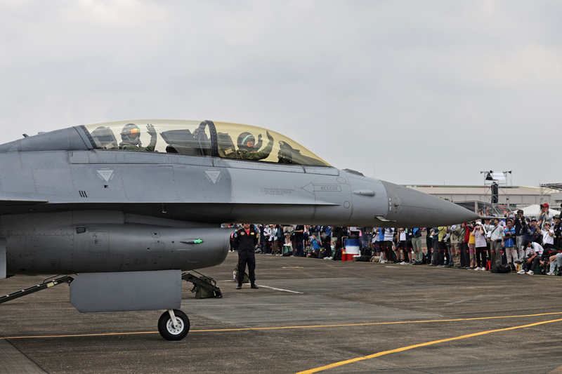 空軍嘉義基地營區開放 展示雷虎小組AT-3性能
