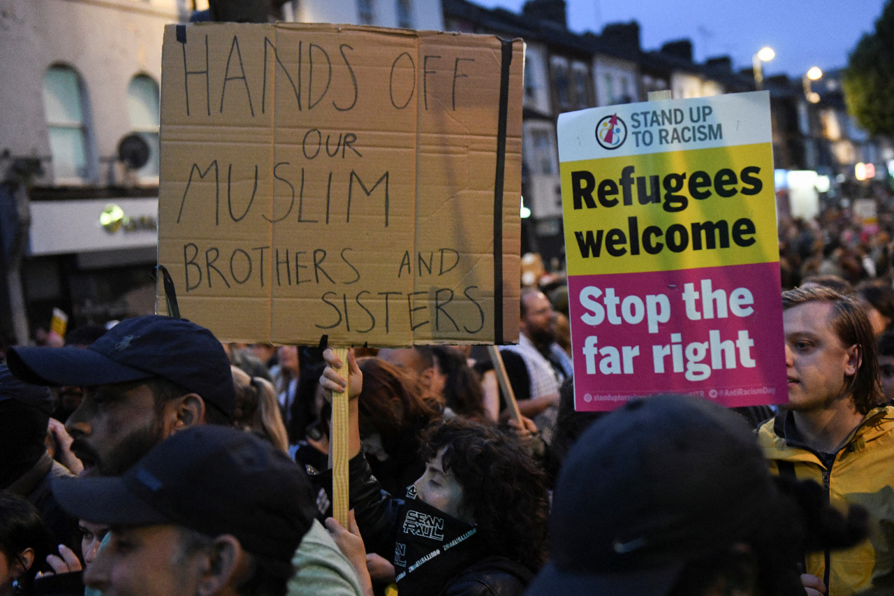 不滿極右翼反移民暴動 英國數千反種族主義者上街抗議