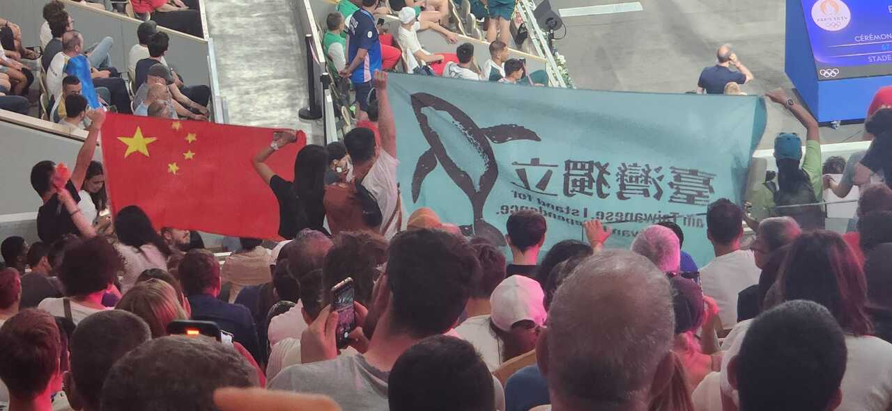 巴黎奧運／林郁婷奪金 場邊出現「台灣獨立」旗幟  隨後遭強行沒收(影音)