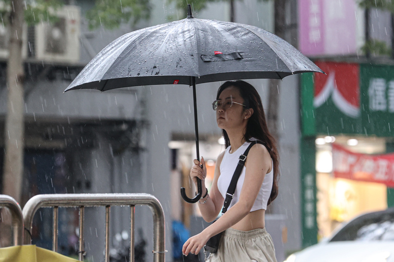 颱風潭美與東北季風共伴 氣象署啟動劇烈豪雨作業