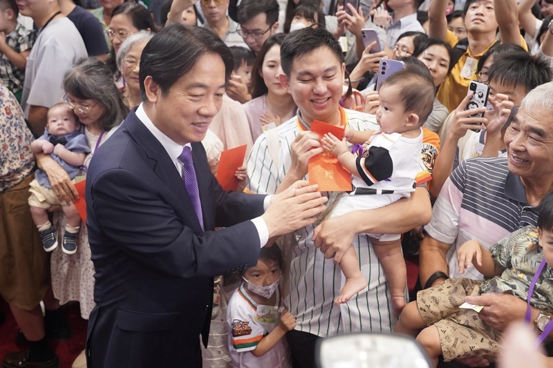 賴總統首度主持總統府家庭日 鼓勵員工「增產報國」