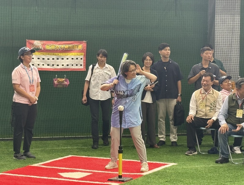 為台灣女棒聯賽開球 蕭美琴：政府致力推動體育性別平權
