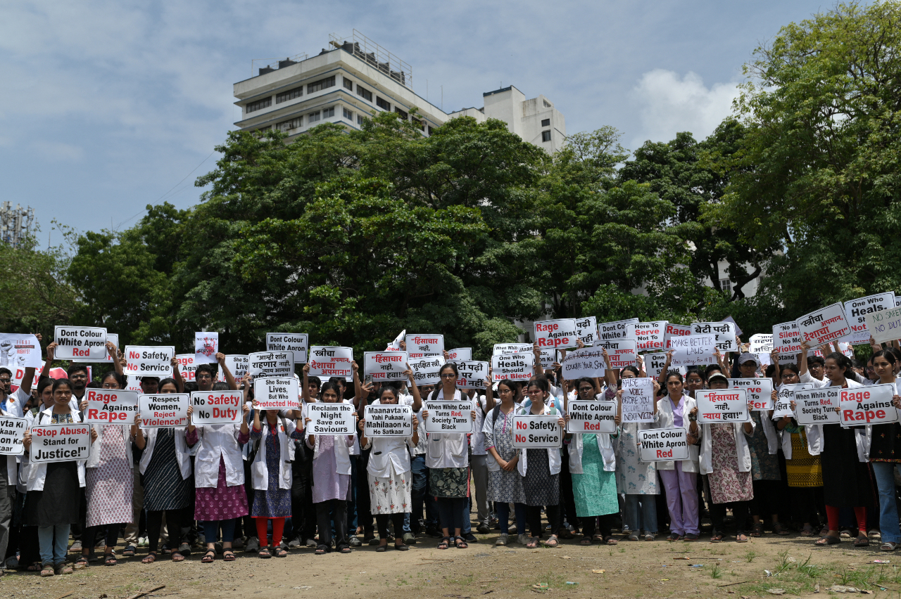 印度醫護啟動24小時罷工 全國百萬人參與抗爭