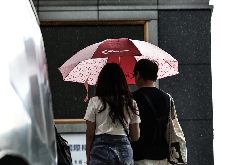 午後各地雷陣雨 沒下雨時悶熱高溫36度