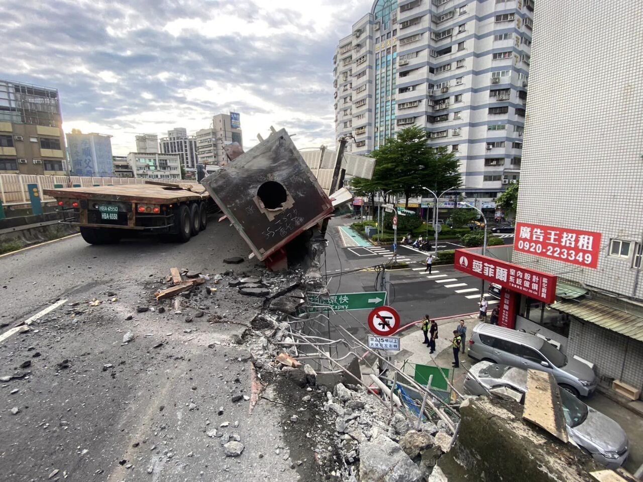 拖板車鋼梁砸破護欄  三重往台北忠孝橋全線封閉(影音)