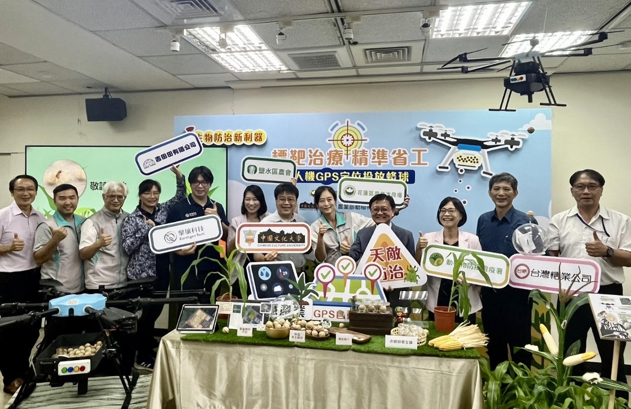 空中下蛋！ 無人機精準投放蜂球防治秋行軍蟲