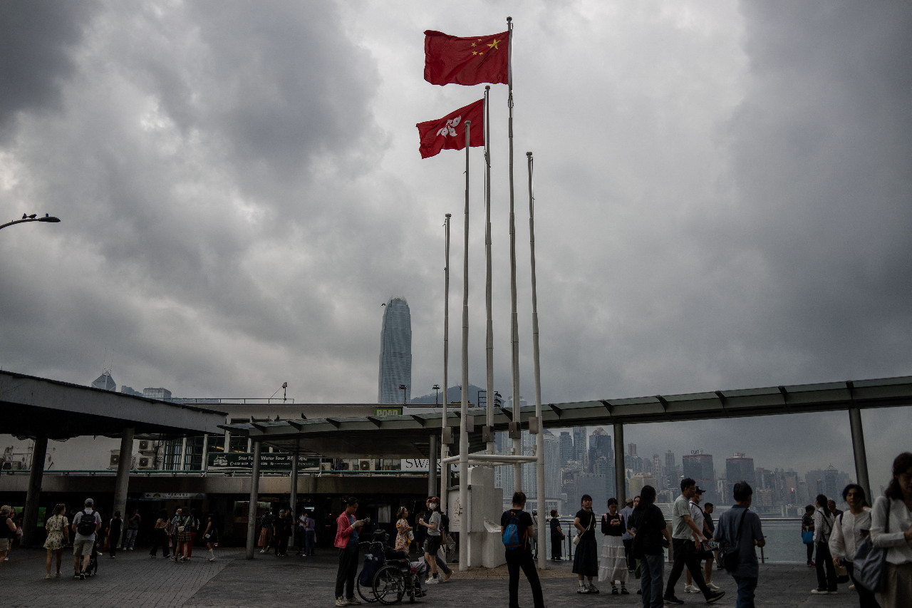 賺錢的方法都寫在國際制裁裡面：香港牌白手套