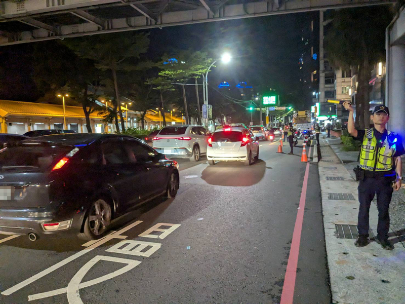 吊車故障淡水台2線塞4小時  新北研議尖峰禁大車