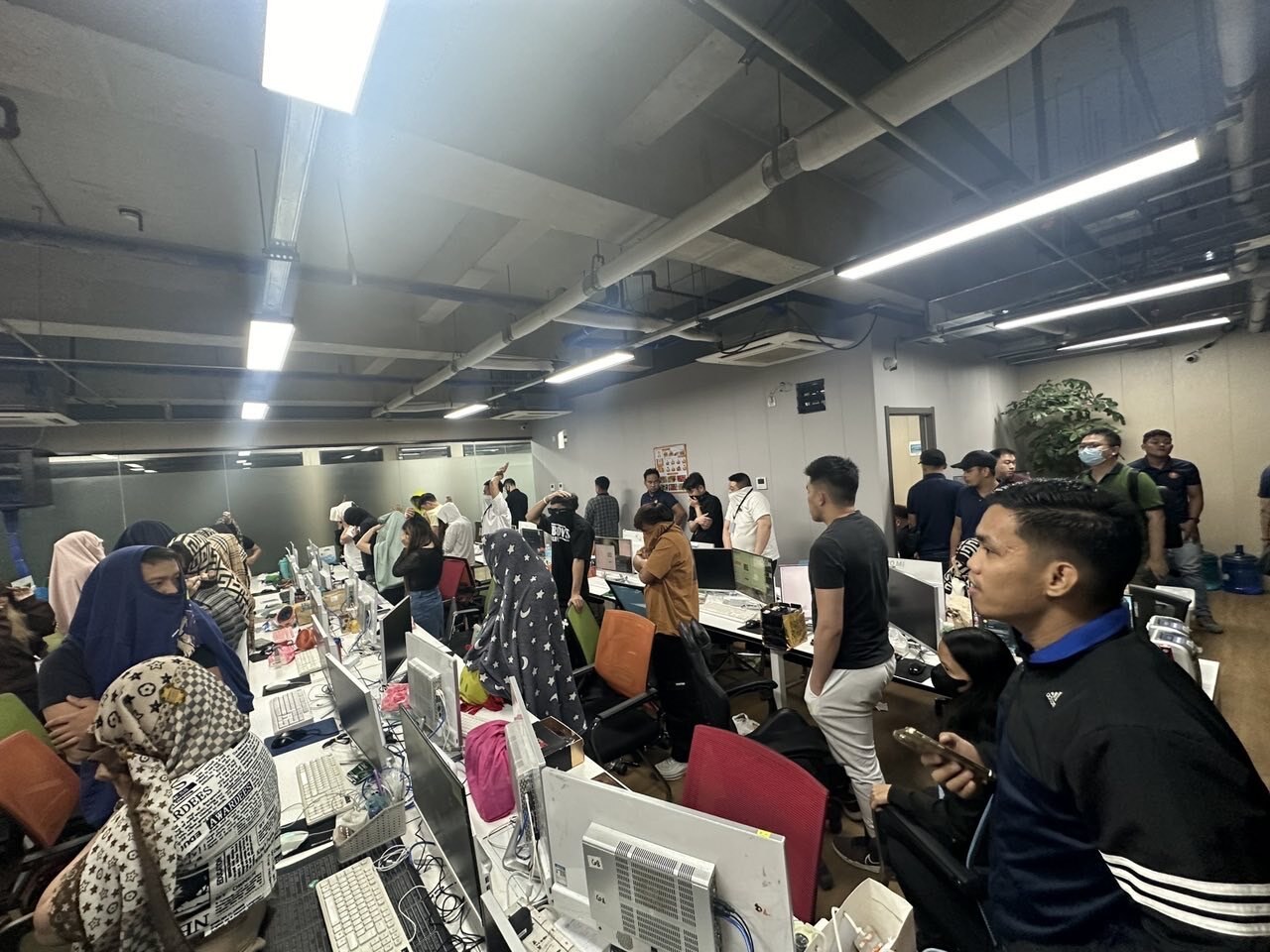 菲律賓警方突襲中國人經營詐騙中心 逮捕近百人