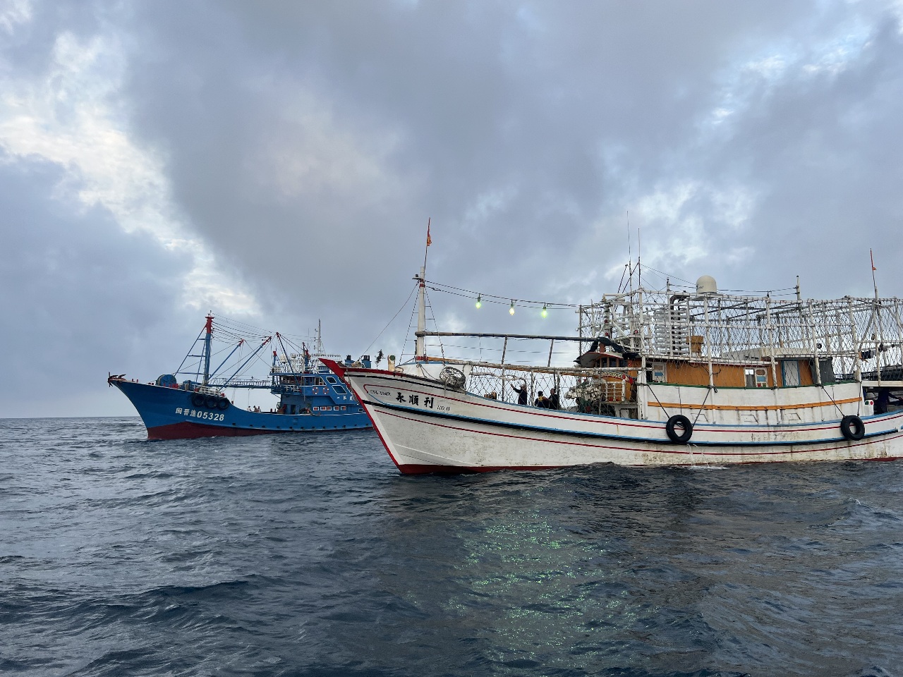 中國漁船擦撞我方漁船後逃逸 新竹艦攔阻並促成和解