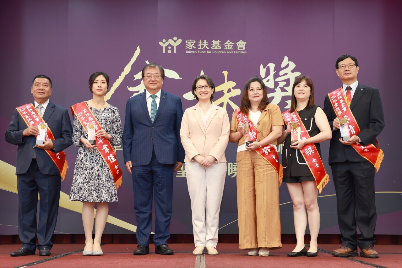 表揚翻轉生命自立青年 蕭美琴：兒少是國家最寶貴資產