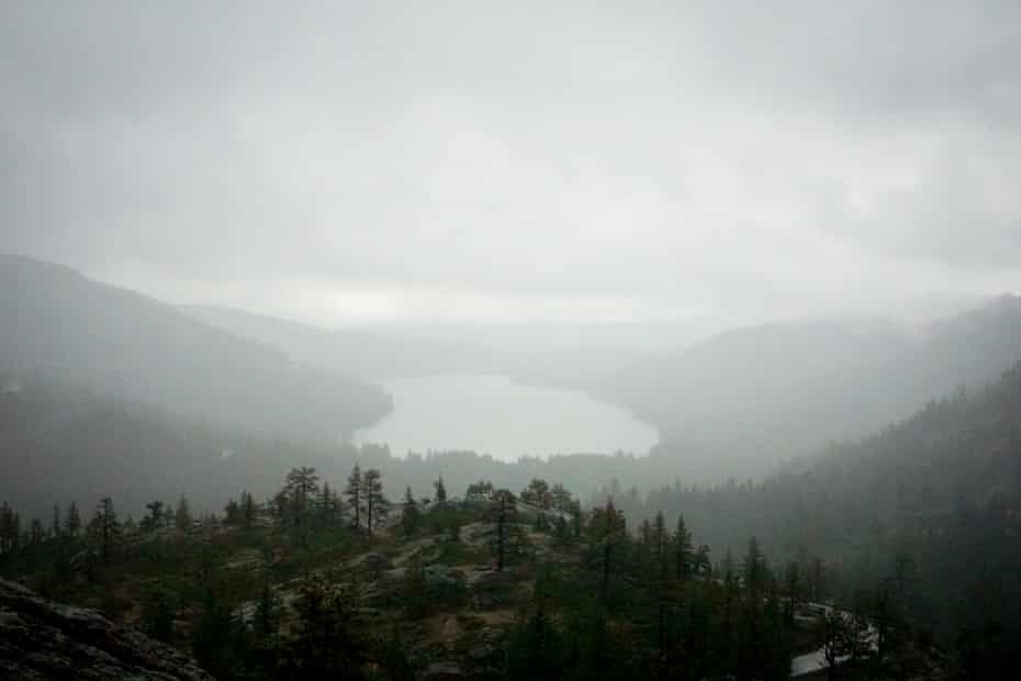 加州20年首見8月雪 內華達山脈成「冬季仙境」
