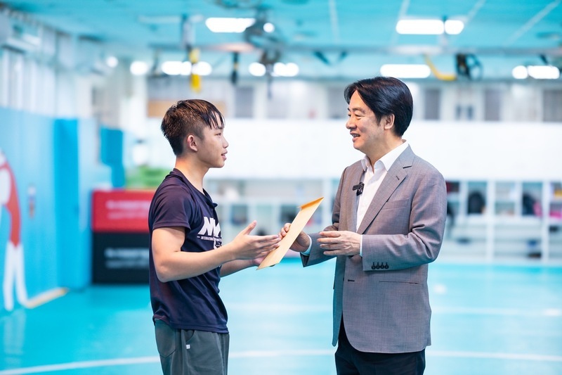 就職滿百！賴總統用選舉補助款送替角力隊孩子添新鞋  柯文哲彭振聲遭檢廉約談 查京華城案涉賄圖利業者