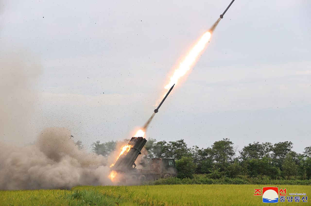 火箭發射器加裝新「導引系統」 金正恩監督試射