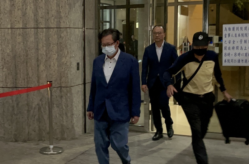 鄭文燦涉貪 法院裁定2800萬元交保限制出境