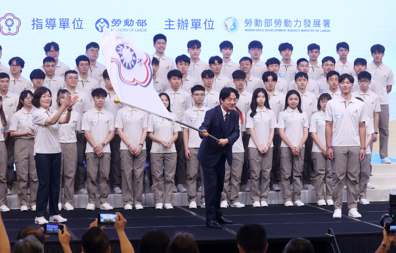 就職滿百！賴總統用選舉補助款送替角力隊孩子添新鞋  中國歌手王以太「中國台灣」宣傳照貶低台灣入境遭否 陸委會：不會天羅地網搜查