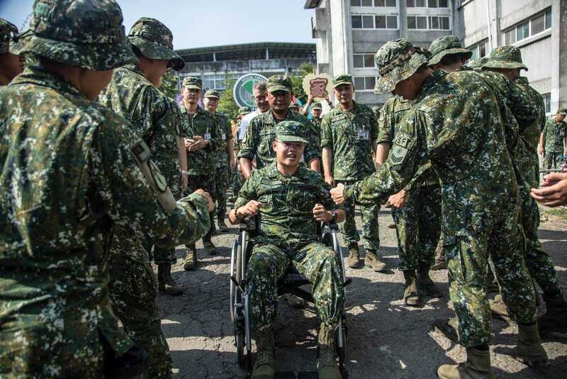 傘兵秦良丰跳傘墜地復健6年 今著軍服領退伍令