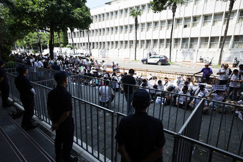 柯文哲拒夜間偵訊欲離開遭逮捕  支持者北檢外聲援