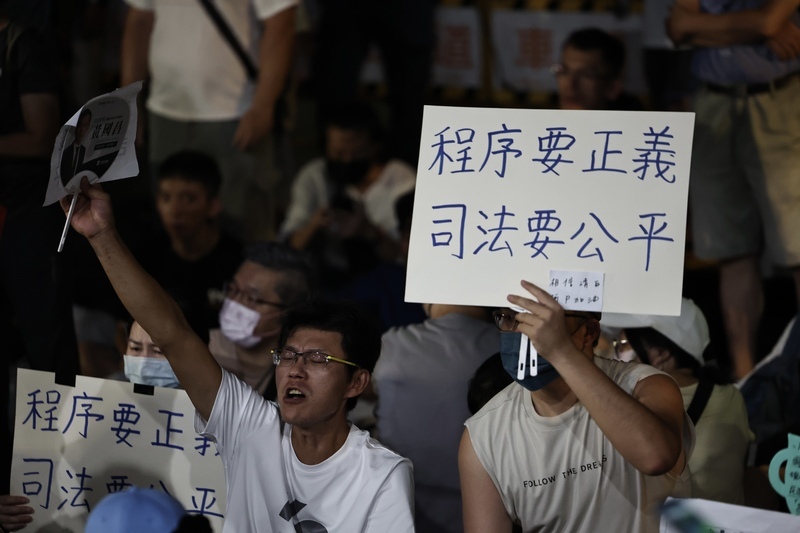 柯文哲遭聲押禁見  挺柯民眾漸增情緒高漲