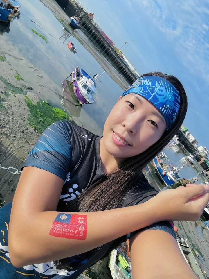 許汶而帶國旗泳渡海峽 要讓世界看見台灣