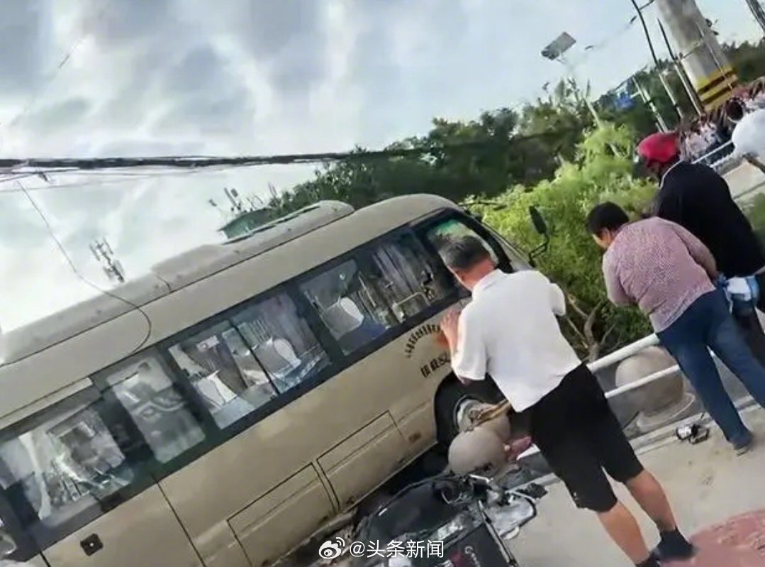 山東一校車撞向人群  11死13傷