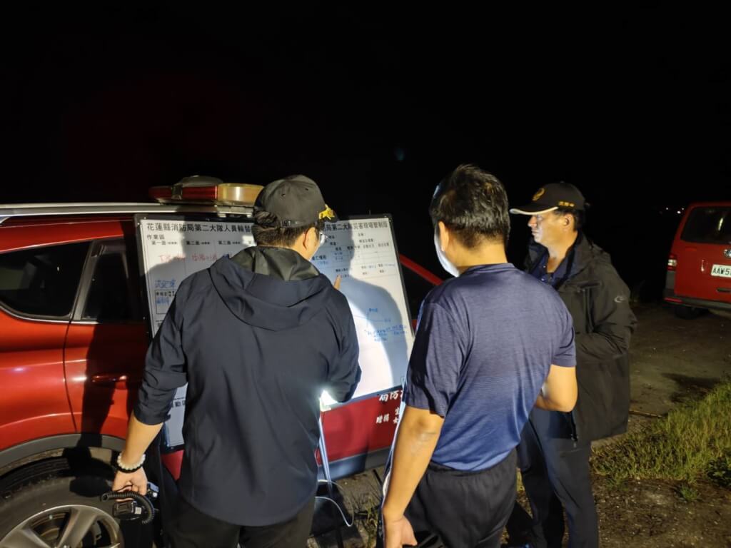 花蓮萬榮1車渡溪翻覆2人被沖走  另19人受困