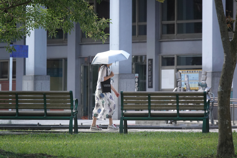 北東偶陣雨或雷雨 中南部午後雷陣雨