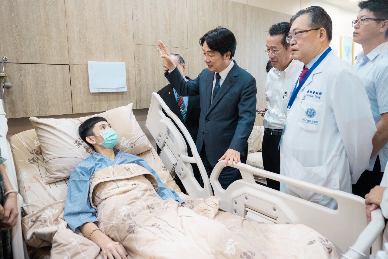 幻象2000墜海 總統探視獲救飛官 盼國人做國軍後盾