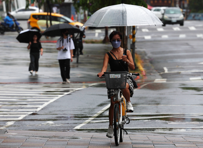 北東高溫略降有陣雨 中南部午後雷雨