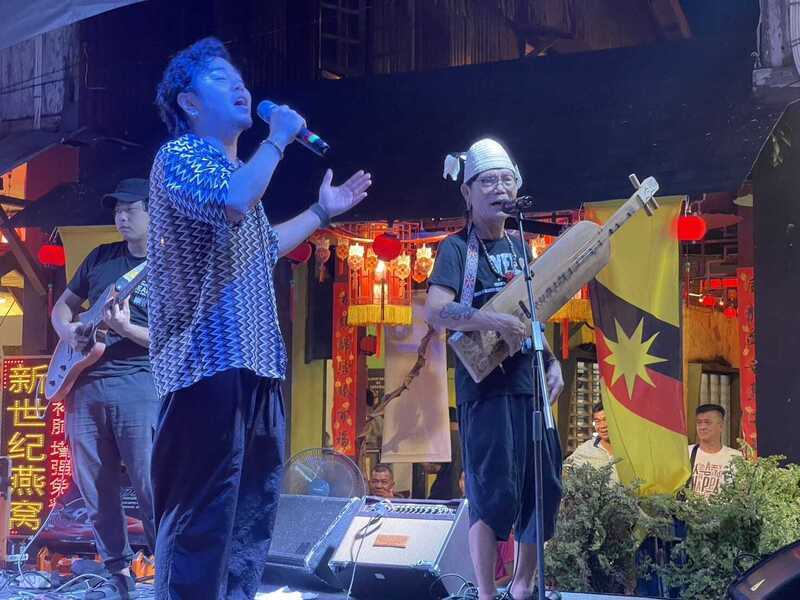 台灣歌手歌詠古晉新堯灣  扮演台馬客家情緣推手