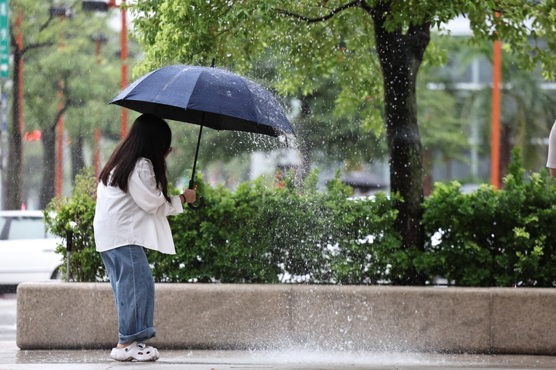 北、東迎風面雨勢不斷 恆春陣風達12級